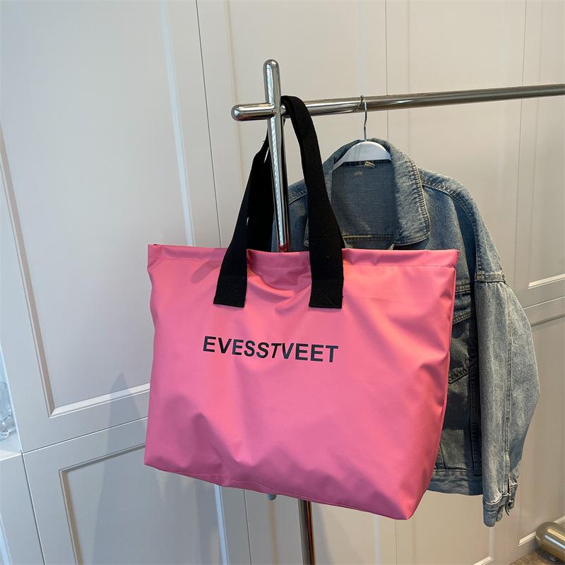 Модная и яркая цветовая командировка на короткие расстояния, магазины большой емкости, йога, фитнес, камера хранения багажа, дорожная сумка.