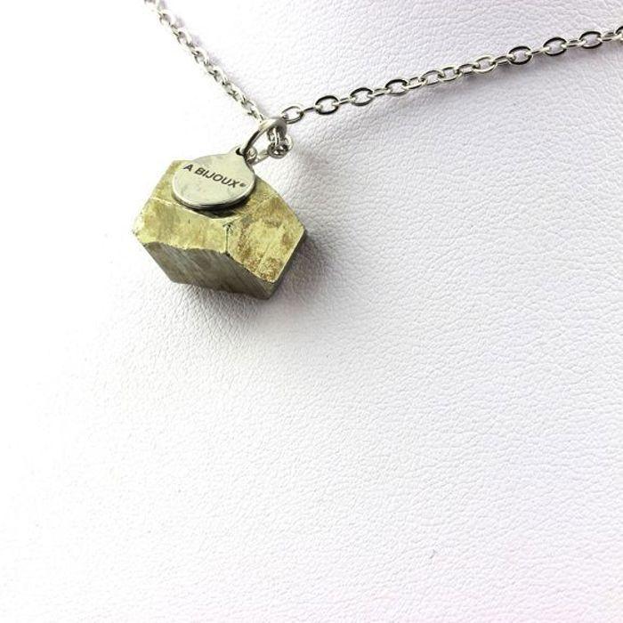 Pierres et Minéraux. Collier Pyrite brut. 34.63 ct. Ambas Aguas, La Rioja, Espagne.