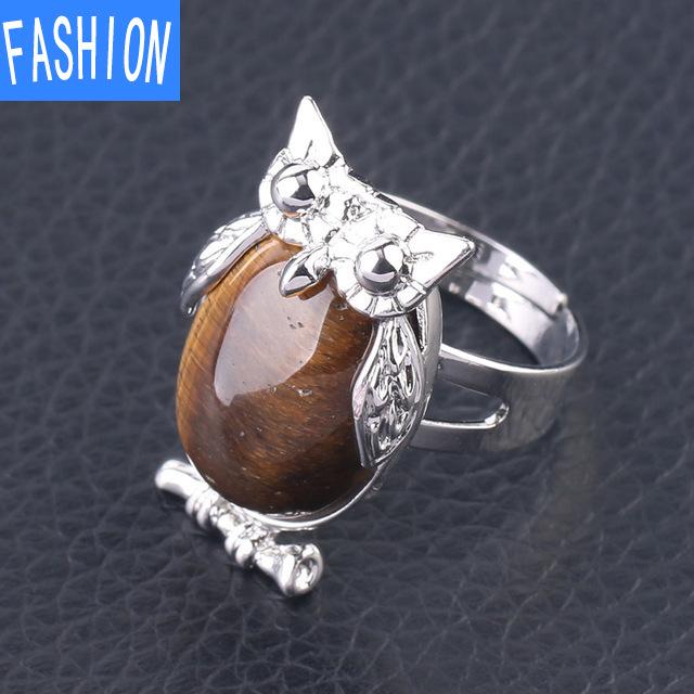 Металлическое регулируемое кольцо с выпуклым натуральным кристаллом в виде совы