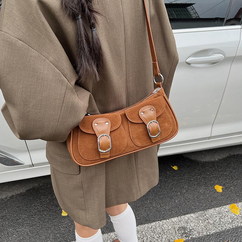 Французский нишевый дизайн замшевая сумка женская 2025 новая в зарубежном стиле универсальная на одно плечо подмышку портативная сумка-багет