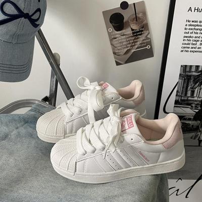 Маленькие белые туфли женские 2024 новые летние кремовые ретро японские студенческие универсальные ракушечные спортивные туфли для скейтборда женские