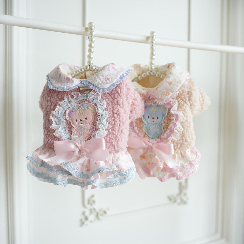 Юбка из бархата с цветочным узором для домашних животных лучше, чем зимняя хлопковая одежда с изображением плюшевого мишки. Одежду для двуногой кошки можно натянуть.