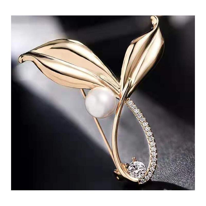 High-End Alloy Brooch with Pearl Imitation and Rhinestone Corsage Pin - Fashion Accessory