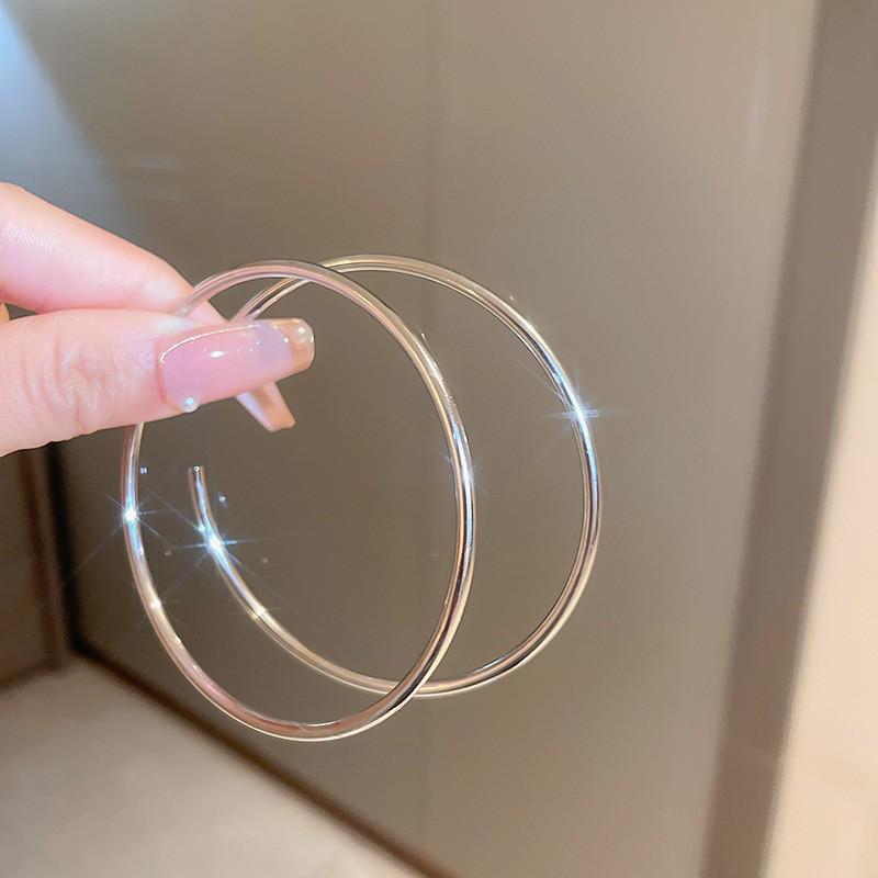 Женские серебряные серьги-кольца: Легкая роскошь 2024 года. Преувеличенный стиль ниши