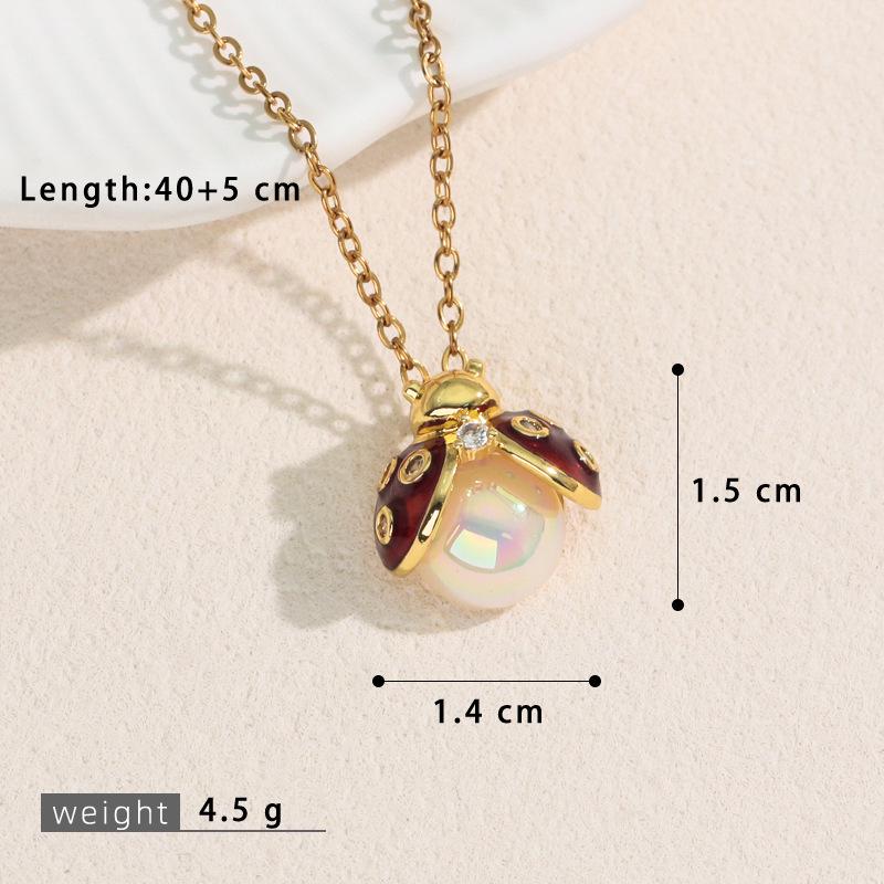 Необычное жемчужное колье-подвеска в виде божьей коровки с цветными масляными каплями и звездными акцентами
