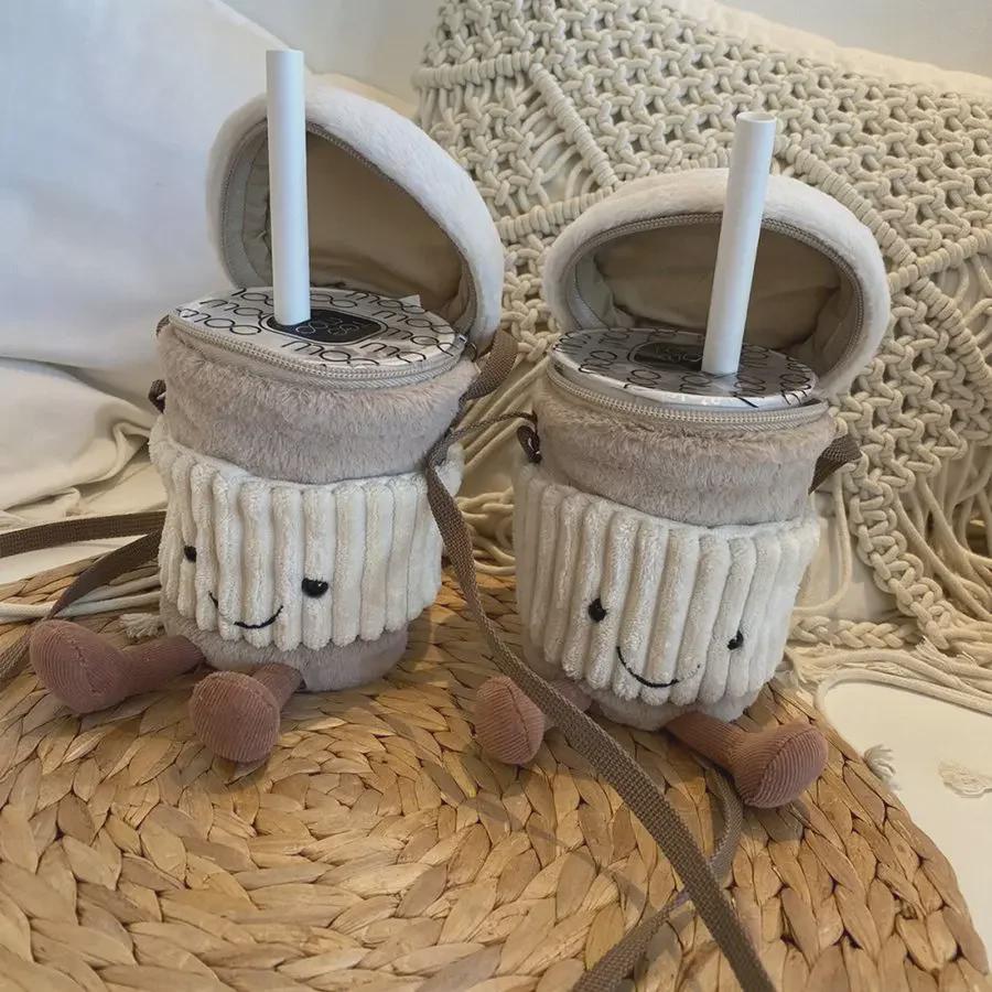 Набор из британского мультяшного кофе и сумки-мессенджера: Женская плюшевая игрушка и подарочный пакет для чашки молочного чая