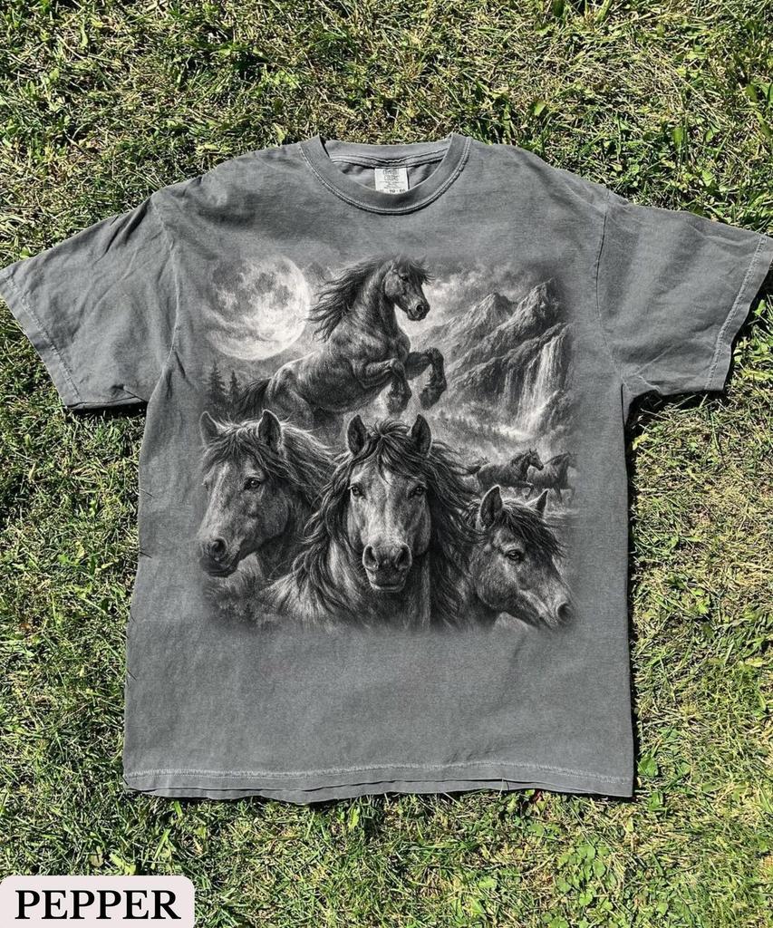 Horses Moon 90s Graphic T-Shirt,Wildlife Outdoors Tee,Wilderness Horses Graphic Top,Western Cowboy Tee,Y2k Horse Shirt,Nature Lover Gift