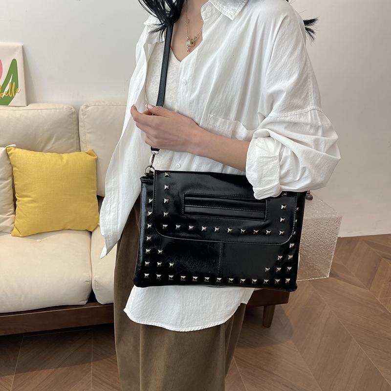 2024 летняя женская сумка-клатч с клапаном, сумка через плечо, корейская модная женская противоугонная сумка-конверт, женская золотистая, черная заклепка, повседневные сумки на плечо
