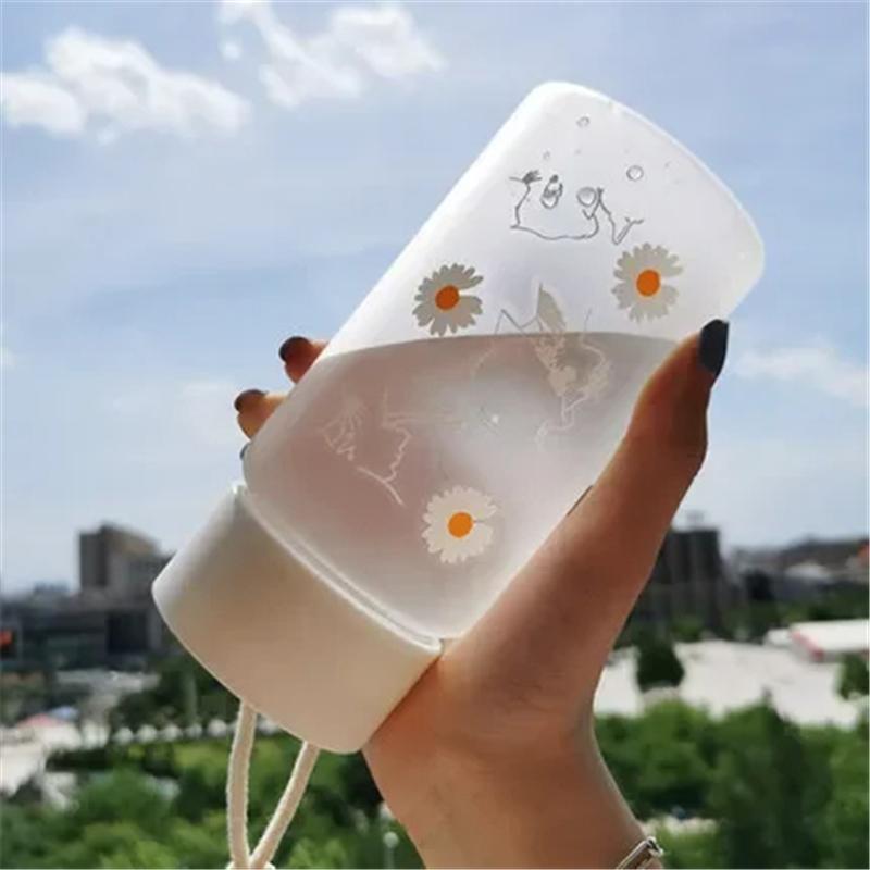 Пластиковые бутылки для воды 500 мл Ромашка Прозрачные Матовые Стакан для сока и воды Спортивная бутылка для улицы Дорожная бутылка с портативной веревочной ручкой