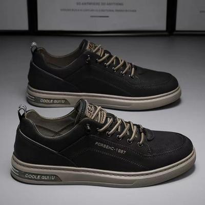 Туфли на плоской подошве. Модная тенденция. Маленькие белые туфли. Популярные повседневные одиночные туфли.