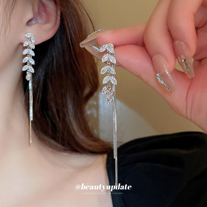 Серебряные серьги-гвоздики с цирконом и колоском: Элегантные, Высококачественные Модные Аксессуары для Женщин.
