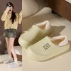 Женщины носят обувь Birkenstock, обувь с толстой подошвой из ЭВА, мягкую обувь с отверстиями на ногах зимой, ленивую сумку на голову и наполовину надетые хлопковые тапочки