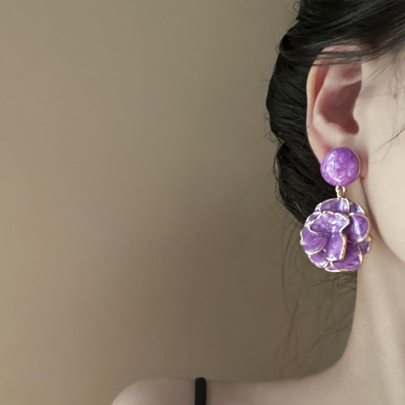 Фиолетовые серьги-пусеты в виде сердца с подтеками и цветком: Модный, Высококлассный и Свежий для Лета.