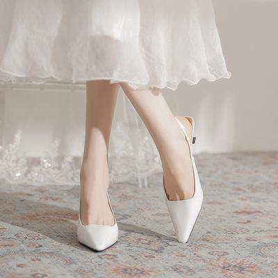 Женские сандалии на низком каблуке, весна и лето, новинка, лакированная кожа, простая мода, облегченная версия, пустые туфли, тренд, серебристые высокие каблуки