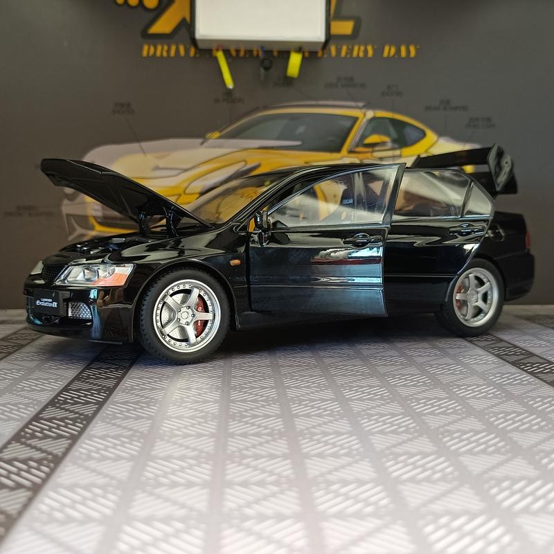 1:24 Simulation Mitsubishi EVO 9th Generation Alloy Car Model Ornament Collection Door Can Open Sound and Light Sports Car