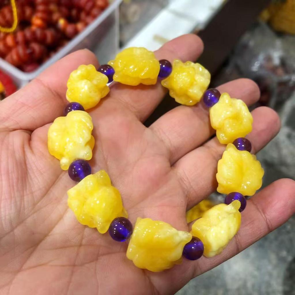 Браслет-мишка из пчелиного воска с янтарной цепочкой и подвеской-мишкой с патиной цвета куриного жира