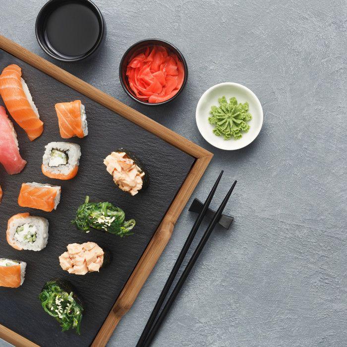 Relaxdays Plateau de service repas en bambou avec planche ardoise amovible 2 poignées cuisine HxlxP: 6 x 40,5 x 32 cm, nature