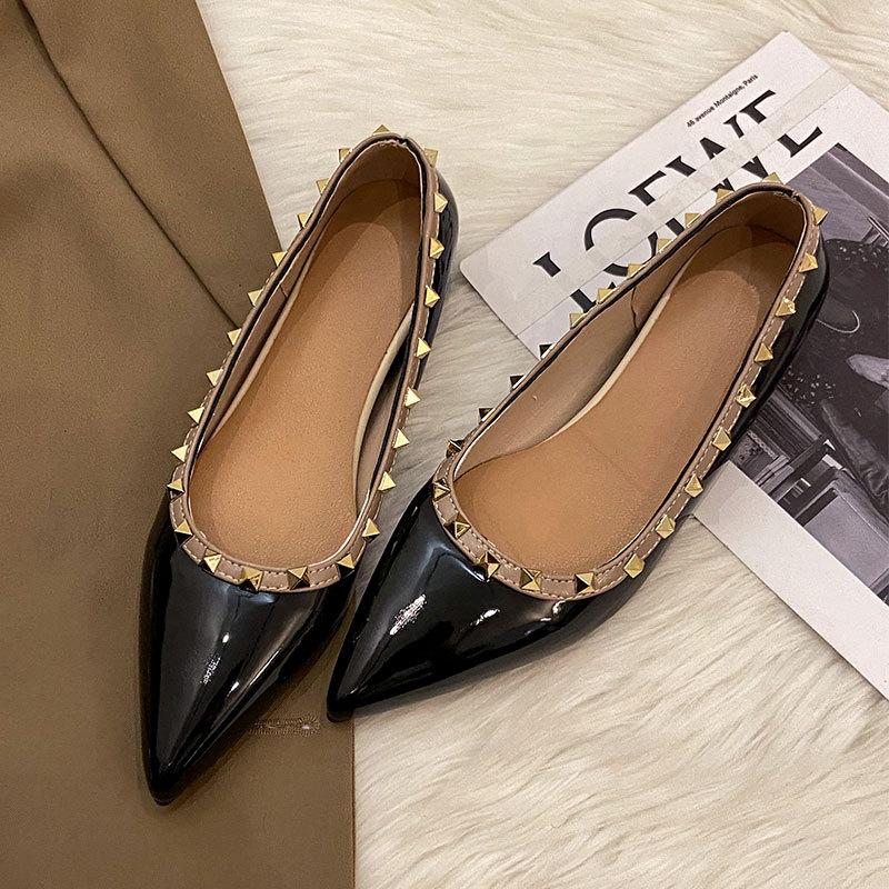 Версия из мягкой кожи~ Французский внутренний каблук, увеличивающий рост, темпераментные туфли-лодочки с острым носком, женские 2025 новая летняя обувь на плоской подошве с заклепками, на мягкой подошве