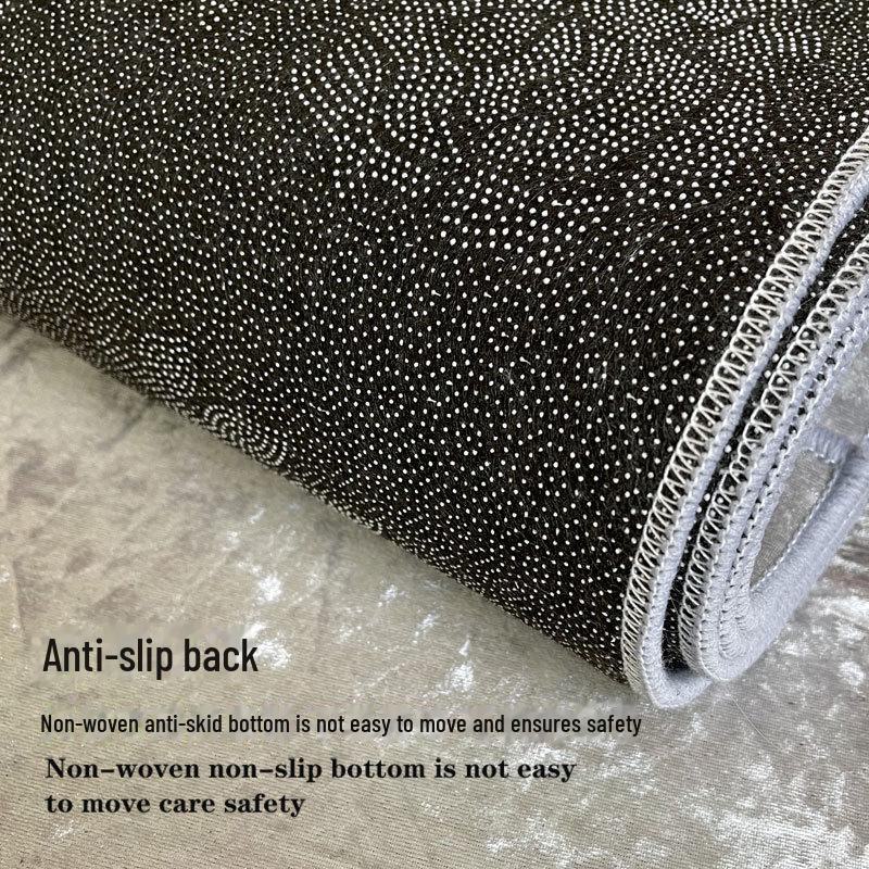 Современный бархатный ковер с элегантным цветочным узором в золотых и нейтральных тонах