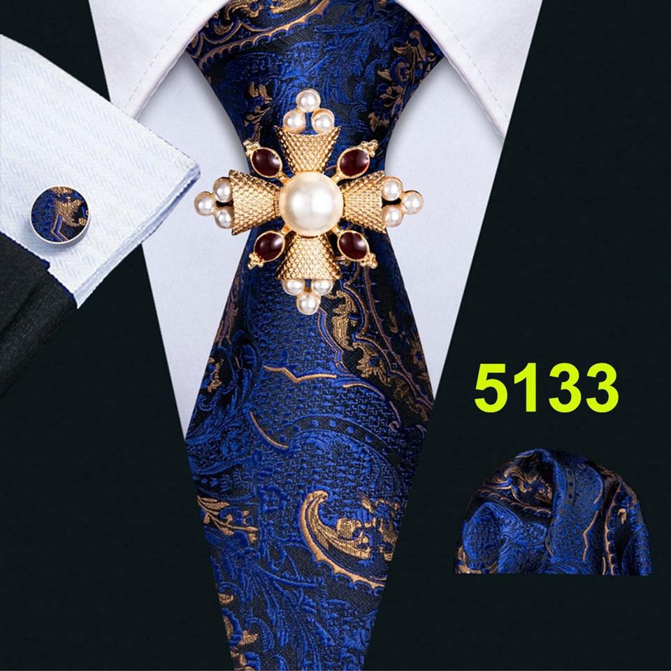 Комплект для мужчин: галстук, брошь и карманный платок