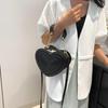 Женская сумочка в форме сердца конфетного цвета на весну/лето 2024: Сладкая и модная маленькая сумка