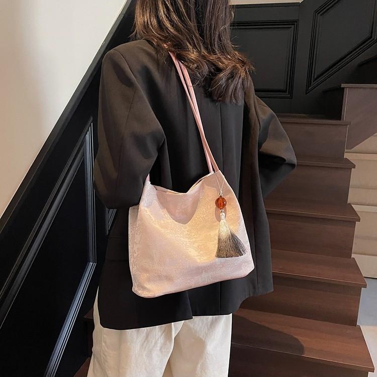 Embroidery Large-capacity Bag Women's 2025 Spring and Summer New Shoulder Messenger Bag Medium Bucket Bag