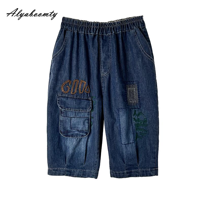 2025 Новый корейский стиль Лето Женские повседневные свободные синие джинсовые капри с эластичной талией и вышивкой в стиле пэчворк Тонкие джинсы длиной до колена