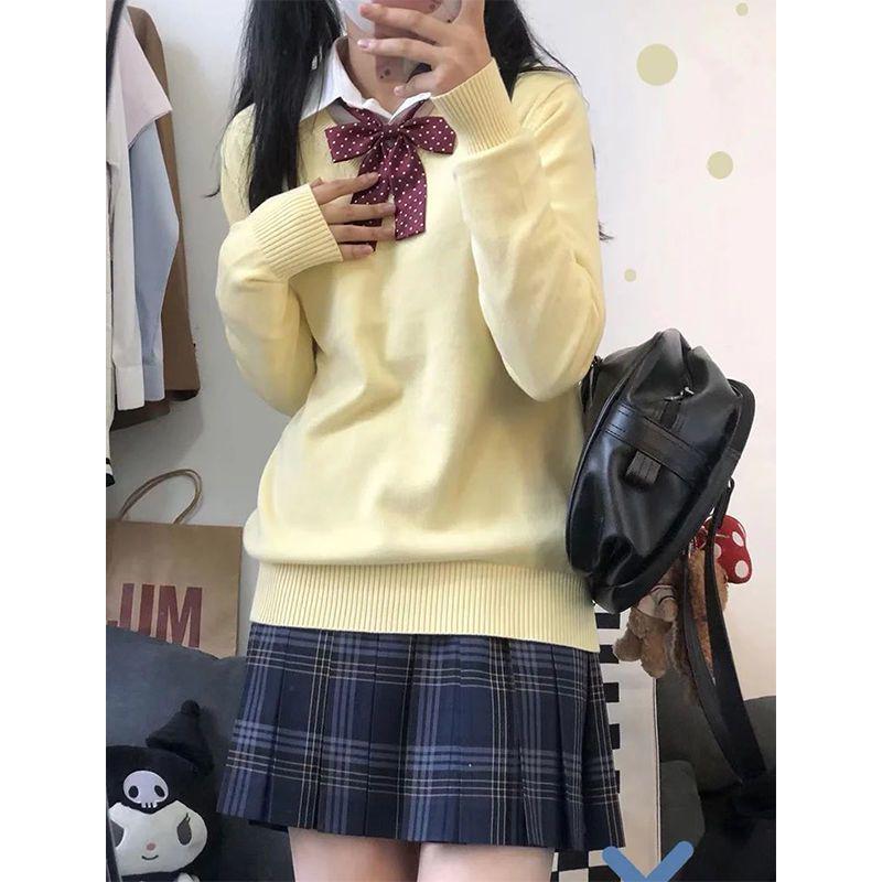 Свитер с V-образным вырезом в университетском стиле — свободный крой, однотонный, с длинными рукавами, идеально подходит для осени и зимы.