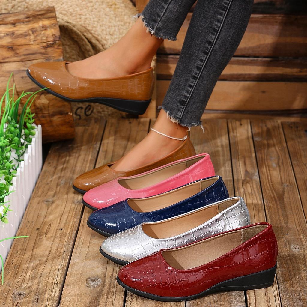 Spot 2025 Spring New Flat-soled Single Shoes Large Size Women's Lazy Shallow Mouth Soft-soled Doudou Shoes