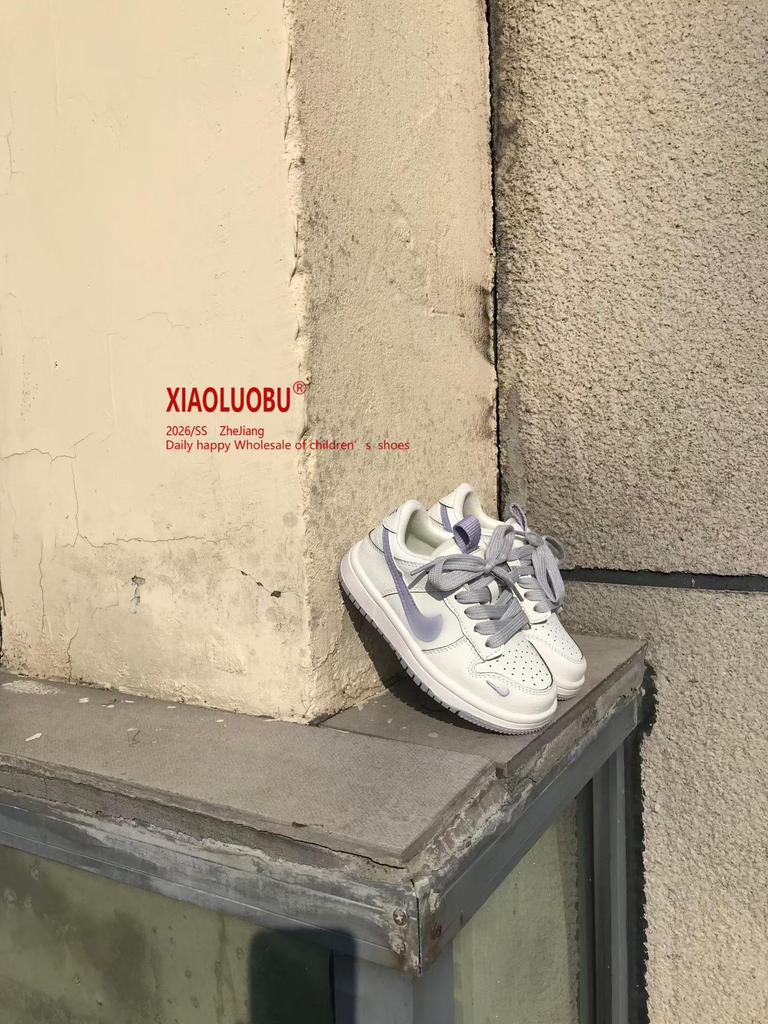 Белые спортивные туфли для детей, весна 2026: Модные, Повседневные, Универсальные Кроссовки для Мальчиков, Девочек и Совместного Ношения Родителями и Детьми.