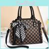 Женская сумка современная с просторным дизайном и стильными клетчатыми элементами для повседневного использования
