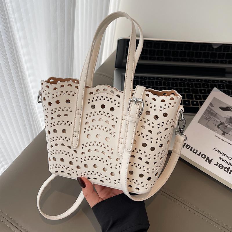 Высококлассная резная полая портативная маленькая сумка женская 2025 новая модная текстурная сумка-ведро на одном плече сумка-мессенджер тренд