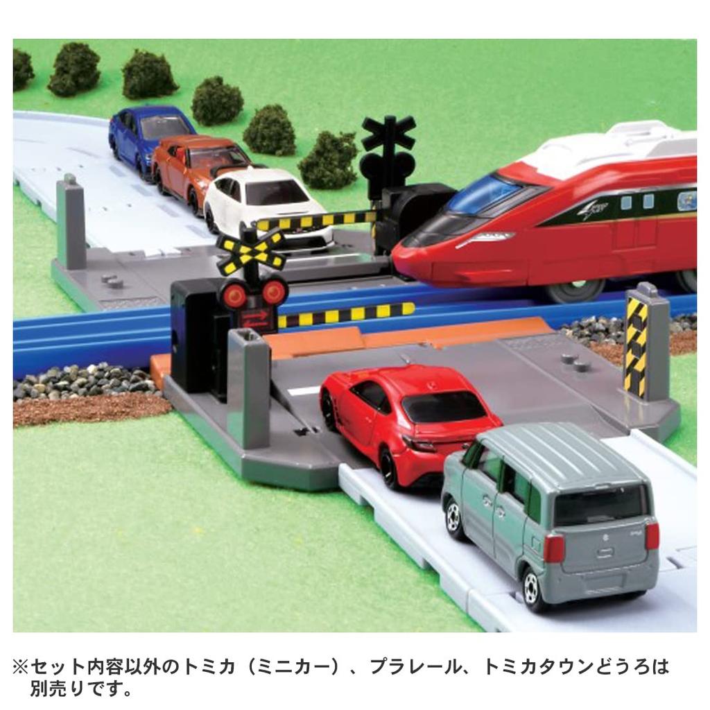TAKARA TOMY Tomica Gift Tomica Town Railroad Crossing Road Miniature Car Toy for Ages 3 and Up