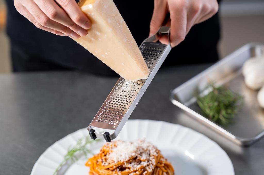 Терка для тонкой нарезки Iidaya Everoroshi Pro in Professional Stick Type Zester Grater JK06 (Сделано в Японии/Компактный/Нержавеющая сталь)