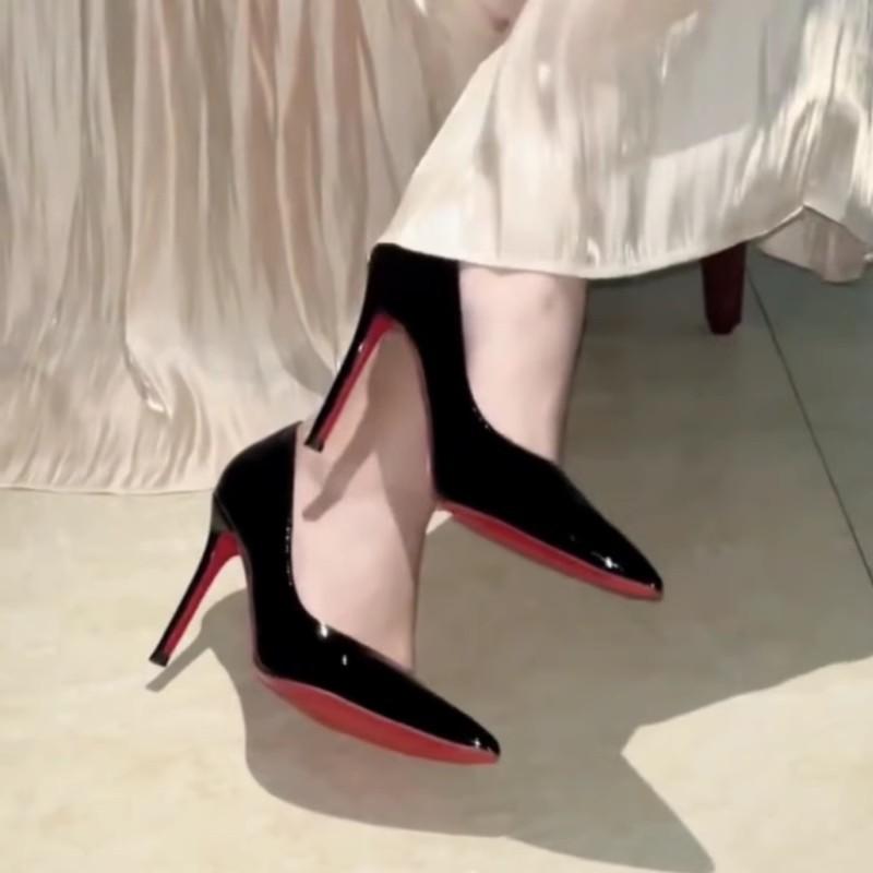 Сексуальные глянцевые темпераментные одинарные туфли из лакированной кожи черного цвета с красной подошвой на высоком каблуке женские туфли 2024 года с острым носком на шпильке