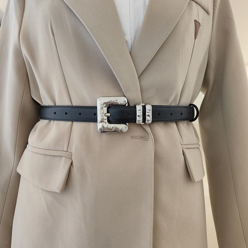 Женский дерма-пояс минималистичного стиля с металлической пряжкой-булавкой, формирующий талию для платья