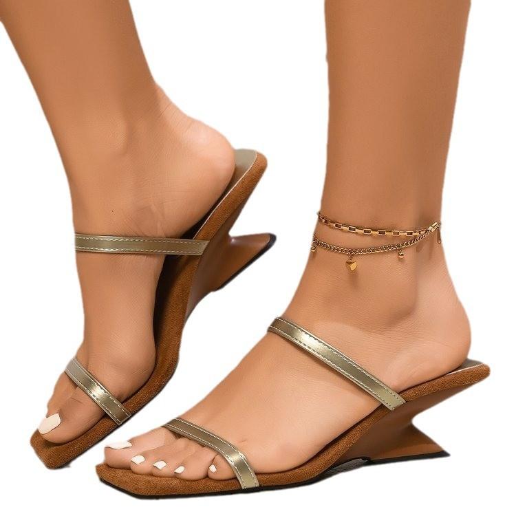 Женские тапочки, иностранный стиль, высокое качество, нишевое золото, ремешок из одного слова, каблук особой формы, босоножки на высоком каблуке, серебристый, черный цвет.