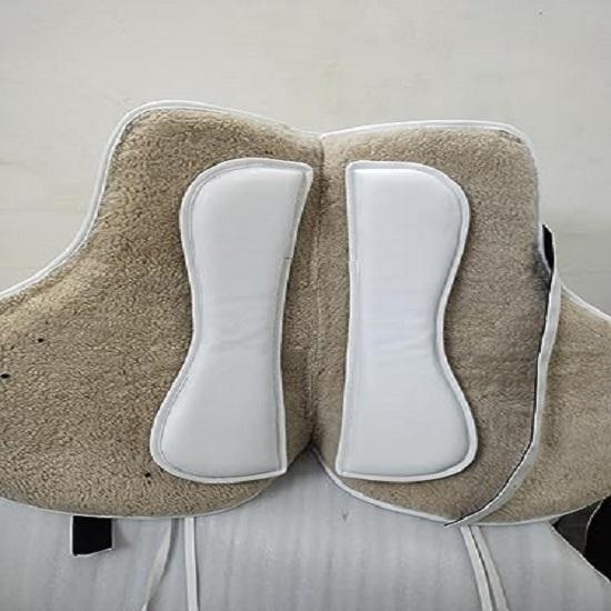 Белое безленчиковое синтетическое седло с дополнительными панелями для лошадей. Доступны все размеры для лошадей.