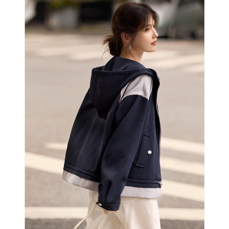 Осенний must-have: Модная и утягивающая куртка больших размеров с капюшоном и цветным дизайном для женщин