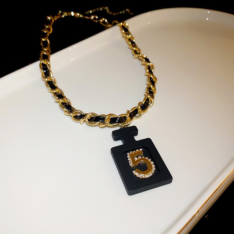 Колье-чокер из кожи с подвеской в виде сердца с цифрой - Осень/Зима 2023, украшение в милом крутом стиле