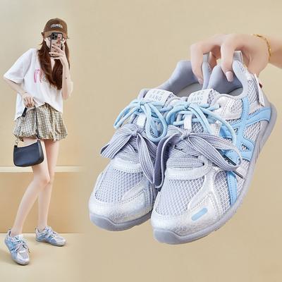 Новая дышащая обувь разработана для повседневного увеличения роста студентов.