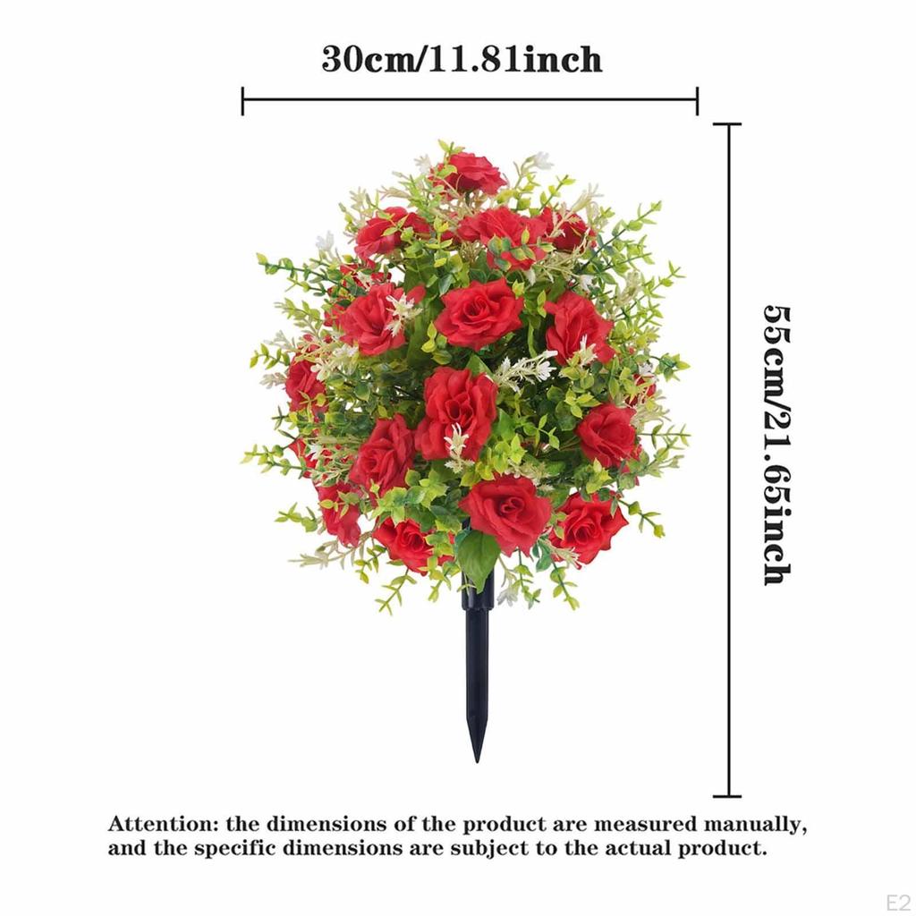 Искусственный памятный цветок с растением на ложном колышке за столом