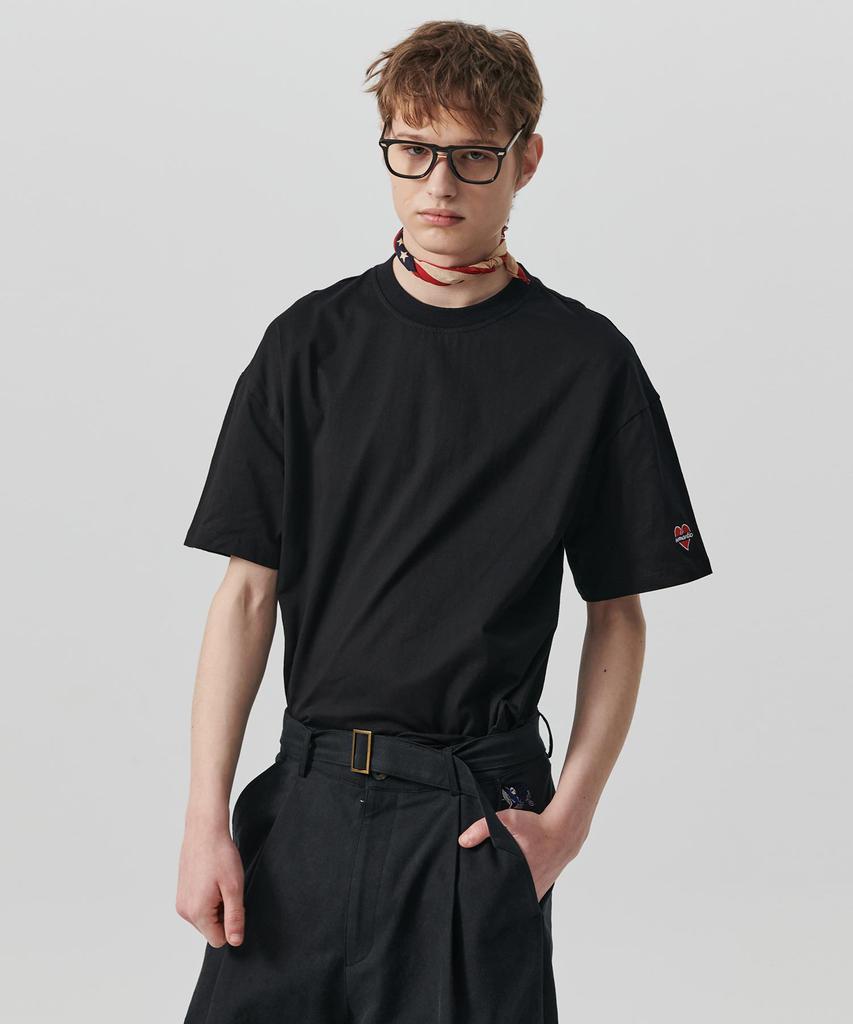 BEYOND CLOSET Nomantic Базовая черная футболка с коротким рукавом и маленьким логотипом