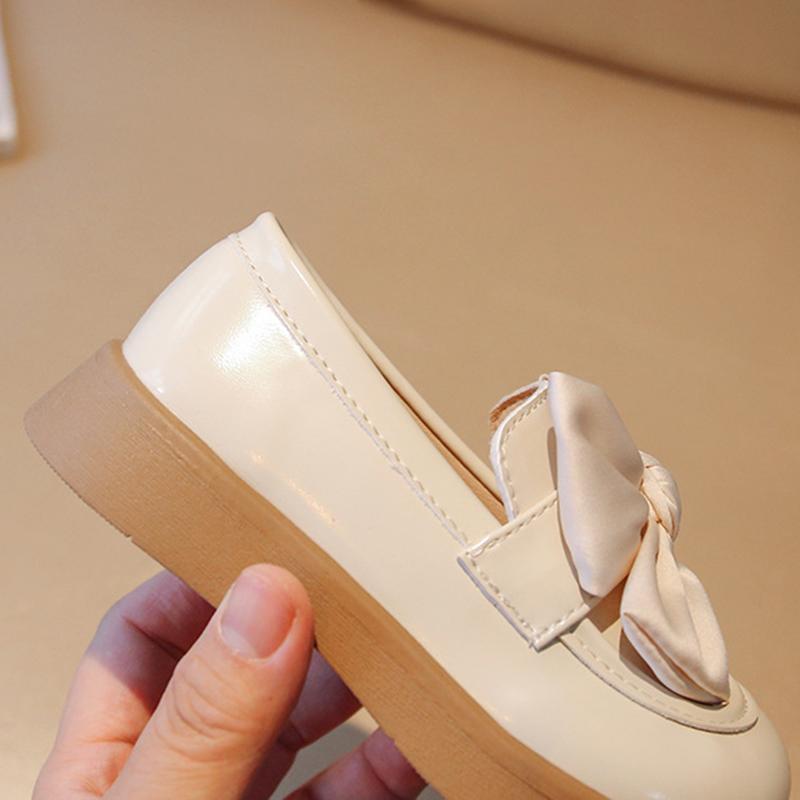 Кожаная обувь, обеспечивающая комфорт и стиль для растущей девочки. Детская повседневная обувь.