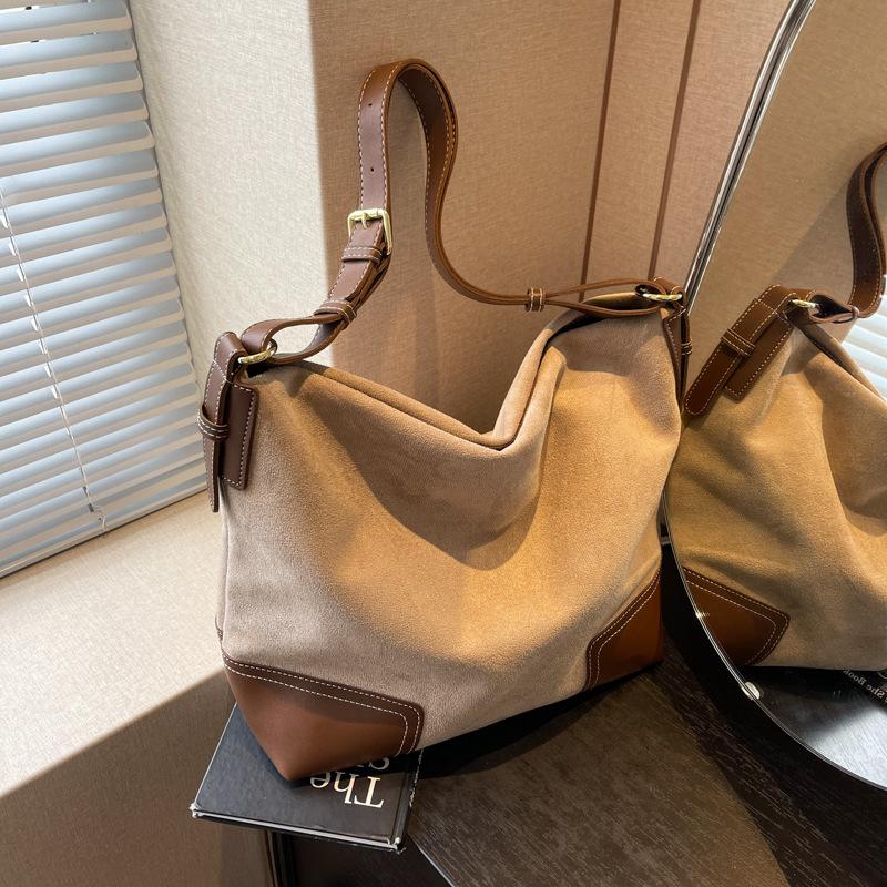 Женская сумка-тоут 2025 новая сумка женская большой вместимости замшевые сумки популярные сумки-мессенджеры в этом году