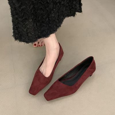 Французские туфли-лодочки профессиональные красные на среднем каблуке женские 2025 новая осень замшевые с маленьким квадратным носком на толстом низком каблуке