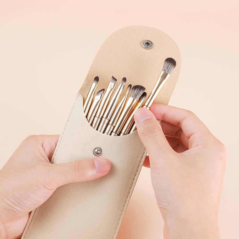 Праздничный набор кистей для макияжа из 12 штук: Мягкая щетина для хайлайтера, теней для век и румян.