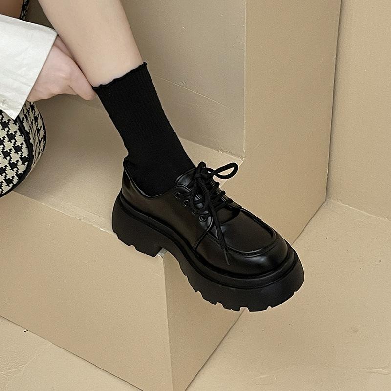 Весна 2025 новые туфли в британском стиле черные маленькие кожаные женские ретро осенние лоферы на платформе-маффин повседневная обувь