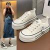 Женские парусиновые туфли на платформе 2025 года, летняя новая корейская версия, повседневная спортивная обувь, круглая обувь на шнуровке, универсальные маленькие белые туфли