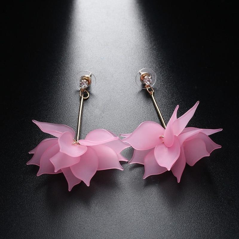 Маленькие женские серьги-капли из свежих акриловых листьев